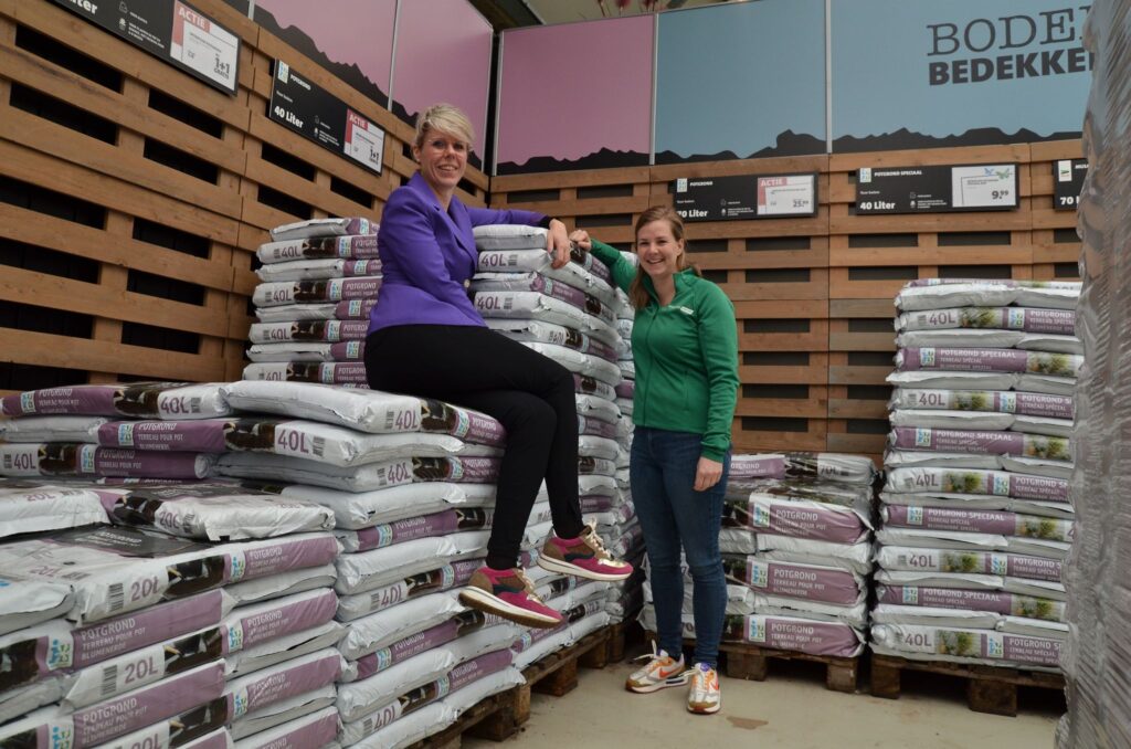 Intratuin Arnhem doneert potgrond voor de actie 'Groente…zet je tanden erin'.