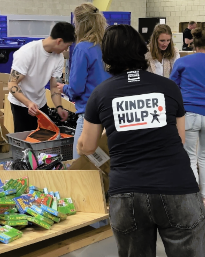 Het inpakken van 'op-jezelf-woon-pakketten': een initiatief van Kinderhulp