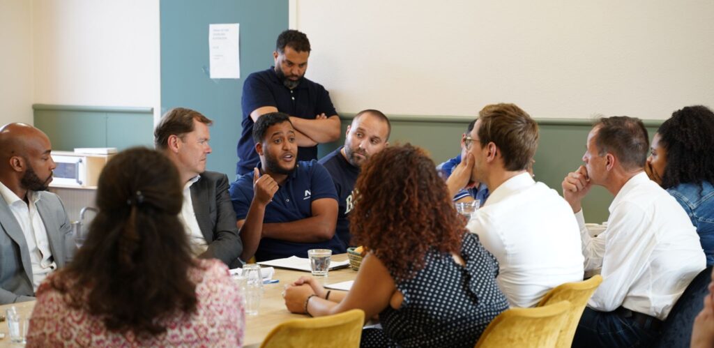 Ontvangst Staatssecretaris Nobel in Presikhaaf: Toelichting op integrale investeringen in onderwijs, werk, leefbaarheid en veiligheid in Arnhem-Oost met lokale partners.