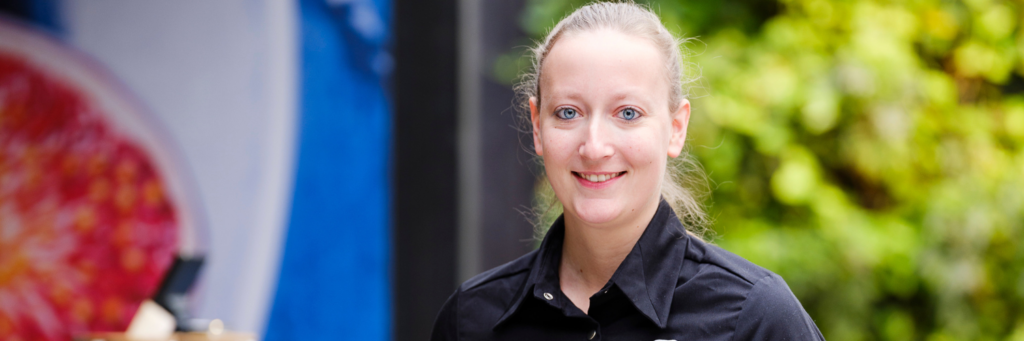 loortje (25) vond haar droombaan in De Proeftuin. Met hulp van haar jobcoach groeide ze via Scalabor door naar een horeca-rol die perfect bij haar past.