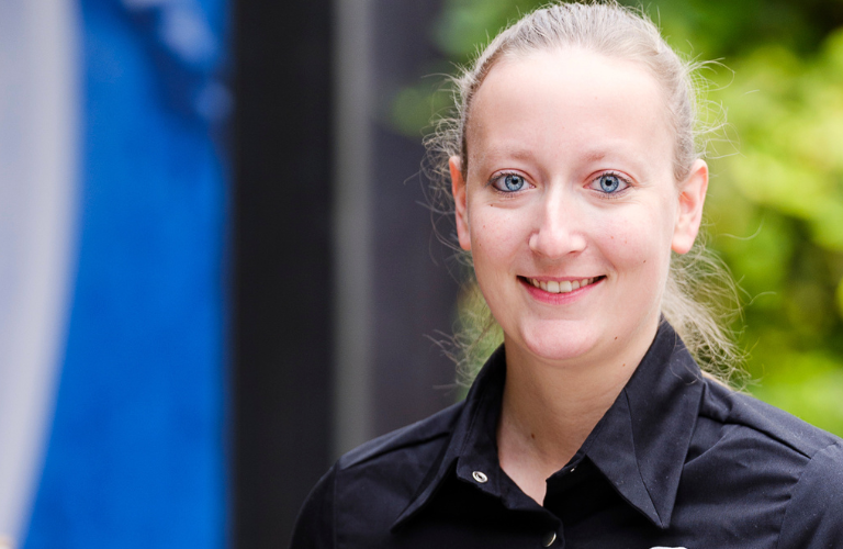 loortje (25) vond haar droombaan in De Proeftuin. Met hulp van haar jobcoach groeide ze via Scalabor door naar een horeca-rol die perfect bij haar past.
