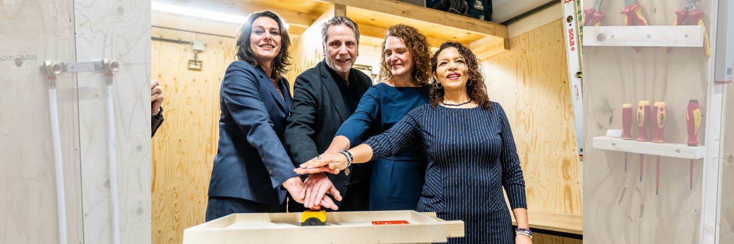 Nermina Kundic, wethouder Economische Zaken van de gemeente Arnhem, Alesig Croes van het Nationaal Programma Arnhem-Oost, Wendela Verkaik namens Scalabor en Edwin Bouman, sociaal ondernemer en eigenaar van E-Care Reverse Logistics opening De Vakmakers Arnhem