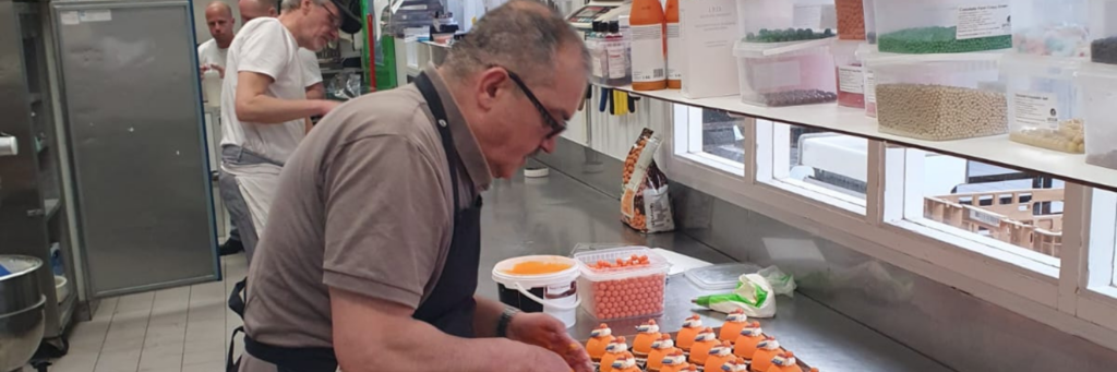 Chef-kok Zeki van Scalabor beleefde een inspirerende dag bij Bakker Hilvers, vol nieuwe indrukken en leermomenten. Samenwerking leidt tot ontwikkeling en inspiratie.