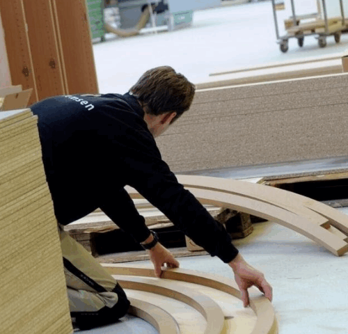 Interieurbouwer in Huissen zoekt 2 houtliefhebbers! Zaag, schuur, plak en monteer mee aan mooie projecten in een nette werkplaats.