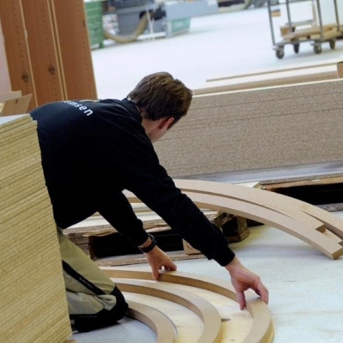 Interieurbouwer in Huissen zoekt 2 houtliefhebbers! Zaag, schuur, plak en monteer mee aan mooie projecten in een nette werkplaats.