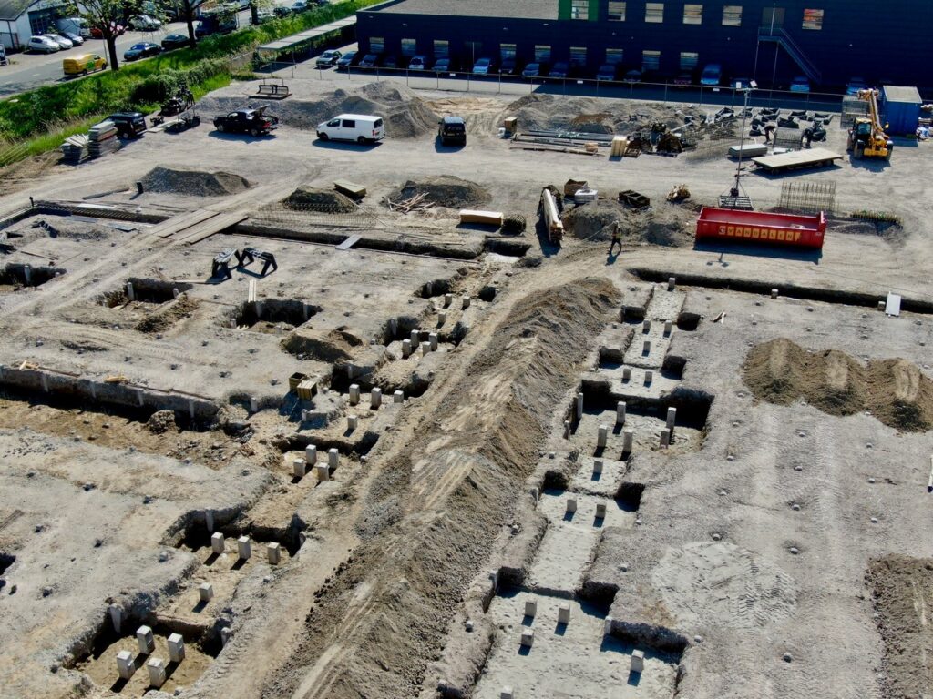 Nieuwbouw bekisting 22 april 2025. Op 30 april 2025 is de laatste heipaal geslagen.