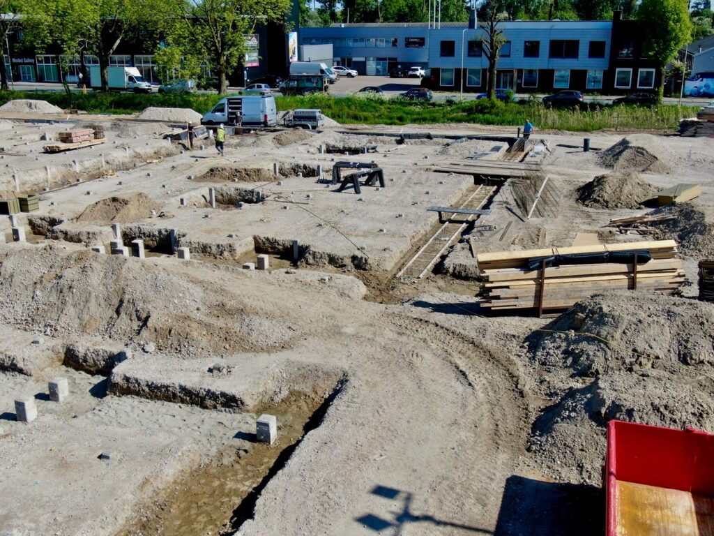 Nieuwbouw bekisting 22 april 2025. Op 30 april 2025 is de laatste heipaal geslagen.