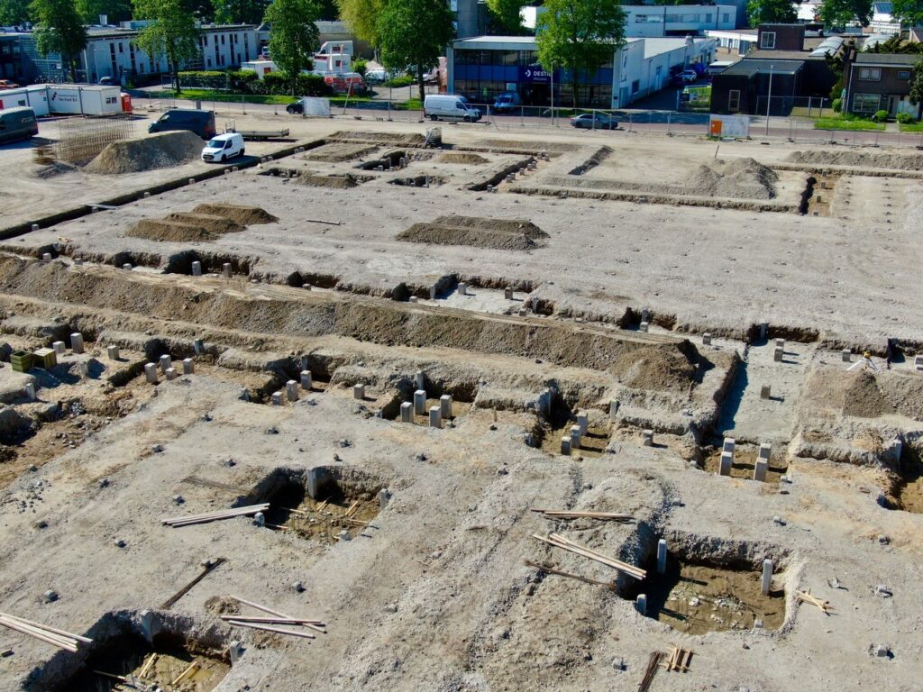 Nieuwbouw bekisting 22 april 2025. Op 30 april 2025 is de laatste heipaal geslagen.