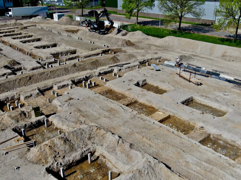 Nieuwbouw bekisting 22 april 2025. Op 30 april 2025 is de laatste heipaal geslagen.