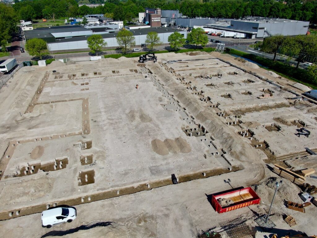Nieuwbouw bekisting 22 april 2025. Op 30 april 2025 is de laatste heipaal geslagen.