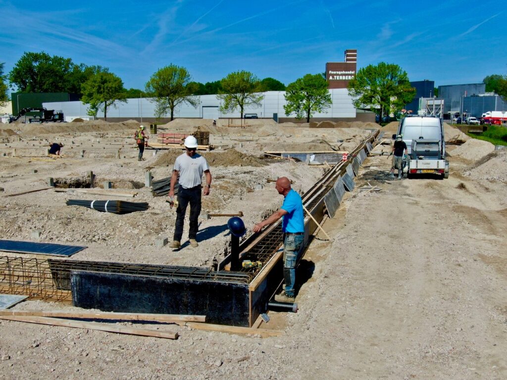 Nieuwbouw bekisting 22 april 2025. Op 30 april 2025 is de laatste heipaal geslagen.