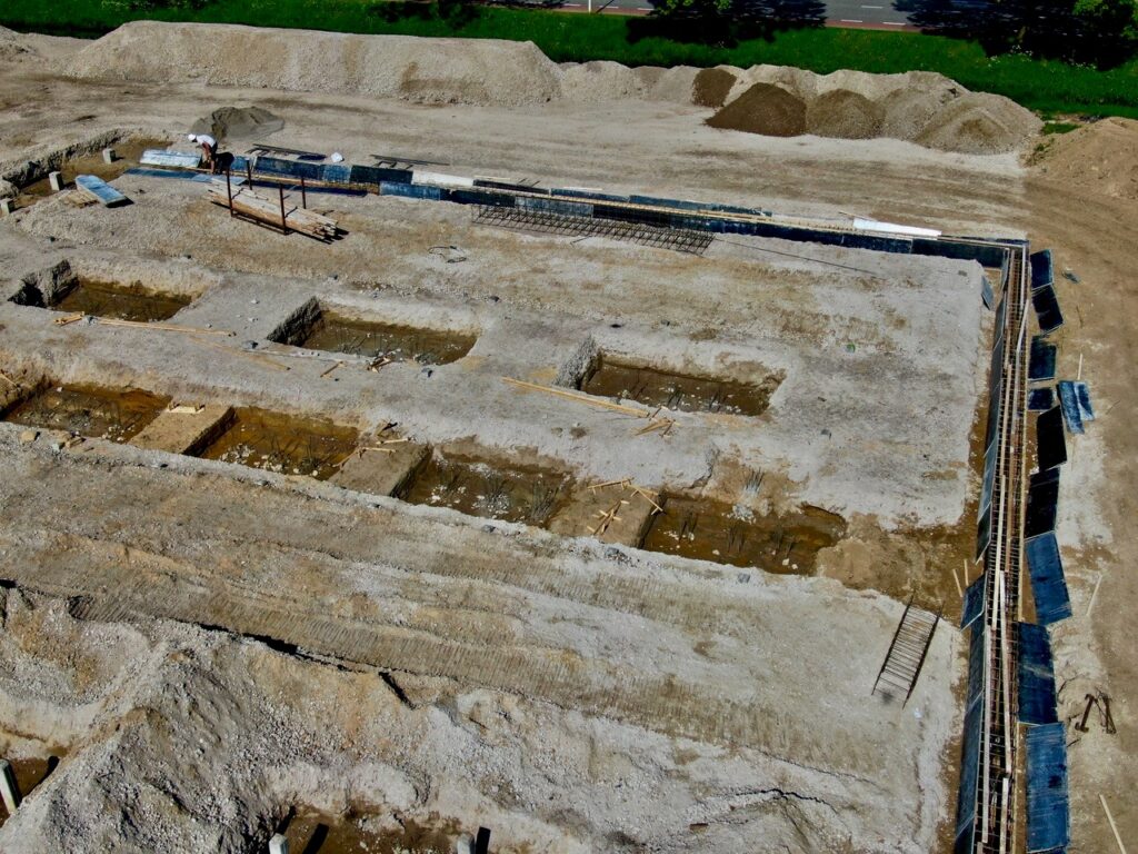 Nieuwbouw bekisting 22 april 2025. Op 30 april 2025 is de laatste heipaal geslagen.