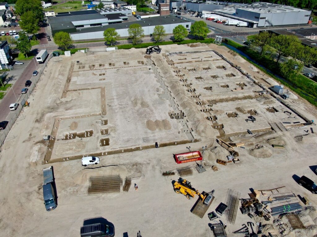 Nieuwbouw bekisting 22 april 2025. Op 30 april 2025 is de laatste heipaal geslagen.