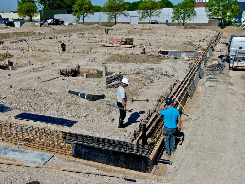 Nieuwbouw bekisting 22 april 2025. Op 30 april 2025 is de laatste heipaal geslagen.