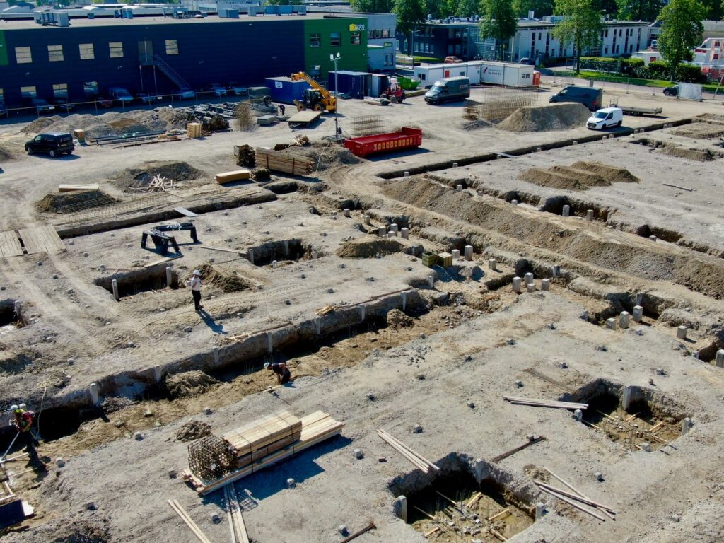 Nieuwbouw bekisting 22 april 2025. Op 30 april 2025 is de laatste heipaal geslagen.