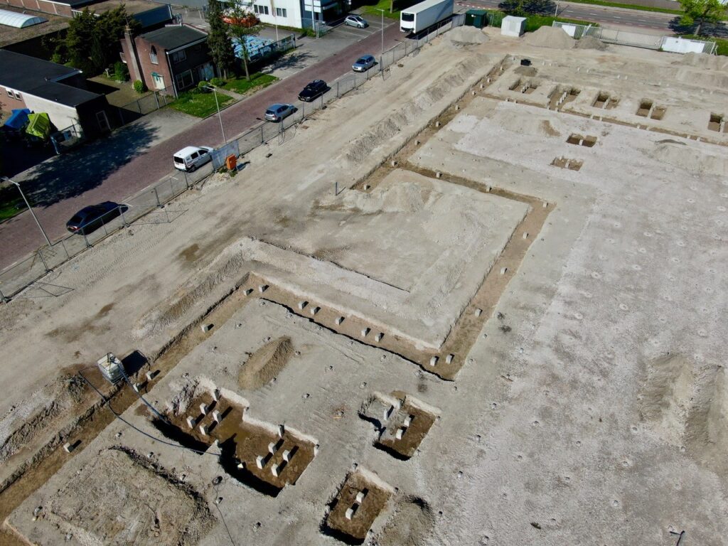 Nieuwbouw bekisting 22 april 2025. Op 30 april 2025 is de laatste heipaal geslagen.