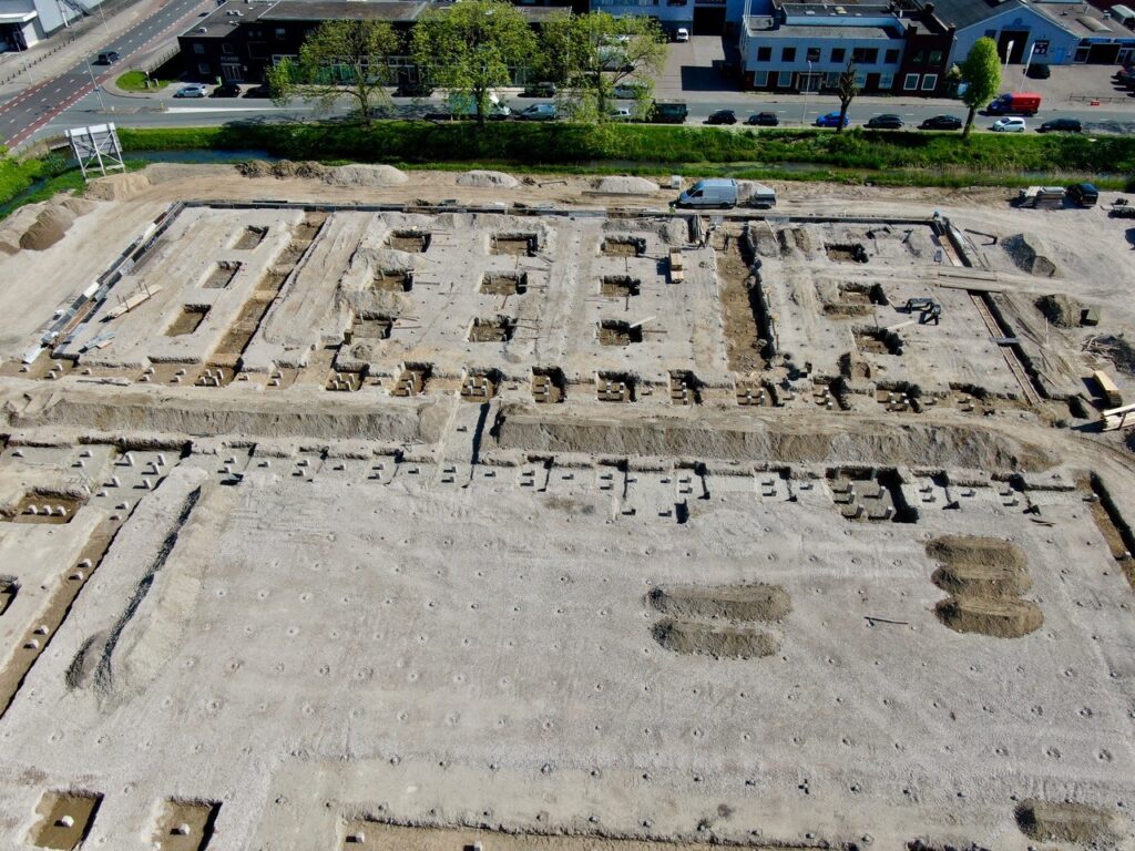 Nieuwbouw bekisting 22 april 2025. Op 30 april 2025 is de laatste heipaal geslagen.