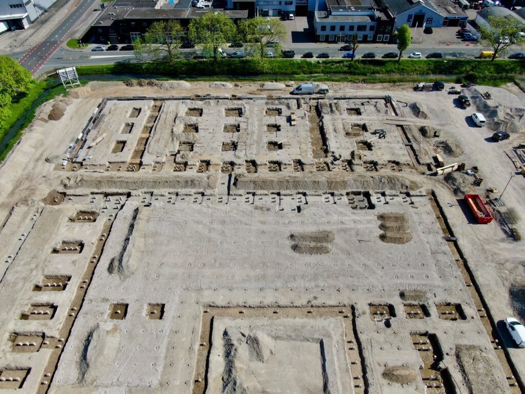 Nieuwbouw bekisting 22 april 2025. Op 30 april 2025 is de laatste heipaal geslagen.