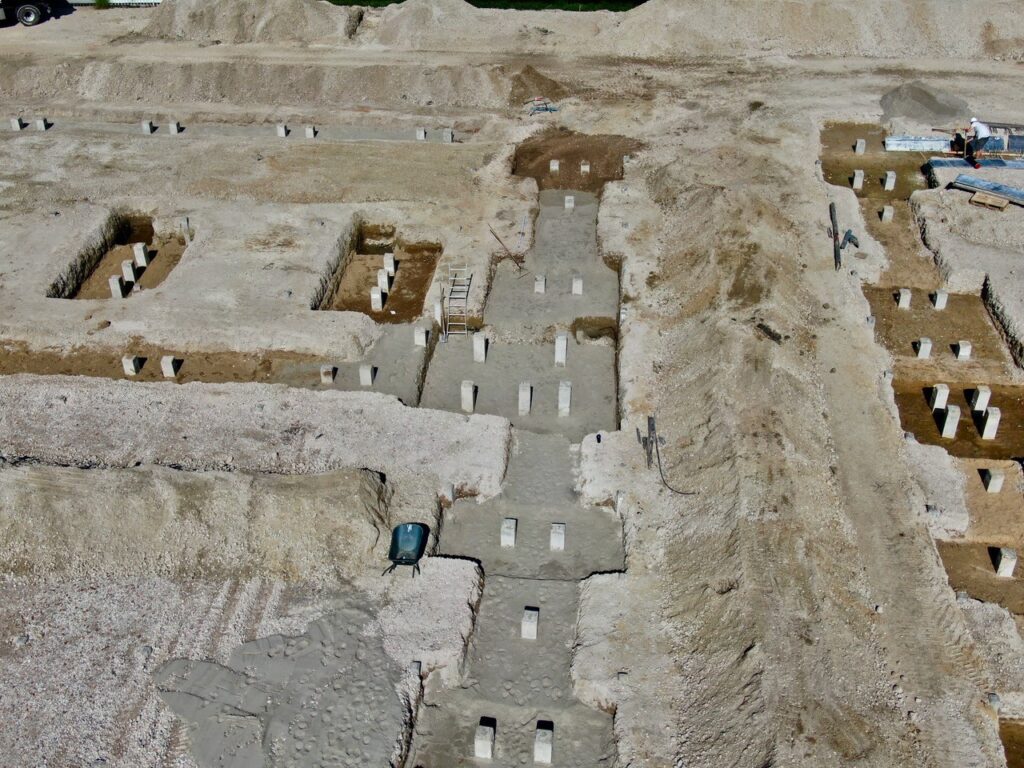Nieuwbouw bekisting 22 april 2025. Op 30 april 2025 is de laatste heipaal geslagen.