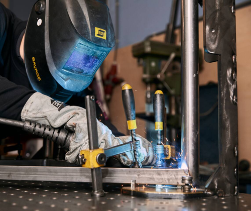 erken bij grote meubelmaker in Arnhem-Noord als robotlasser. Jij last frames, controleert kwaliteit en zorgt voor een veilig, drukke werkomgeving.