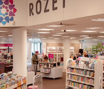 Werk in een gezellige bibliotheekomgeving. Sorteer boeken, houd de kasten netjes en werk samen met fijne collega’s in een levendige werksfeer.