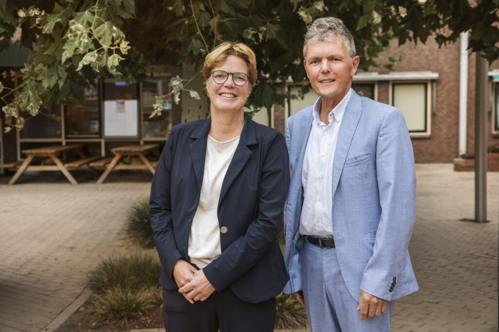 Marjan van Munster, wethouder gemeente Arnhem en voorzitter van het Regionaal Beraad Midden- Gelderland en Ronald van Zijp, rayonmanager UWV Arnhem/Nijmegen,