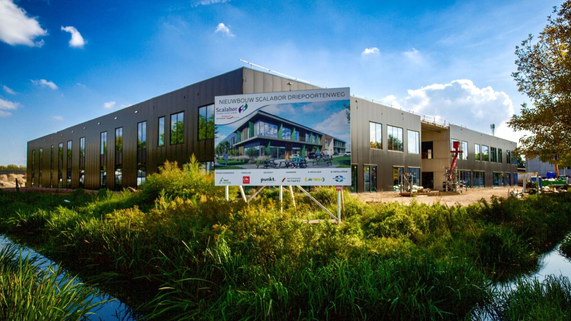 Foto's nieuwbouw - tijdlijn in de hal - Zijkant gebouw september