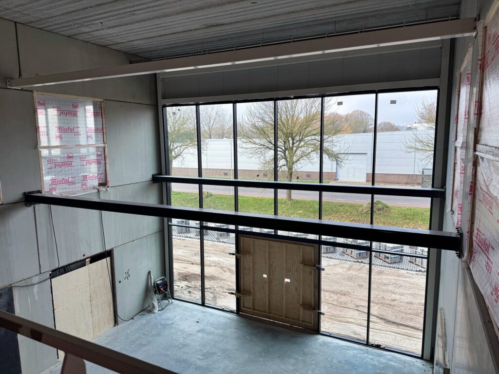 Hoofdingang van binnenuit vanaf eerse verdieping Nieuwbouw december 2025