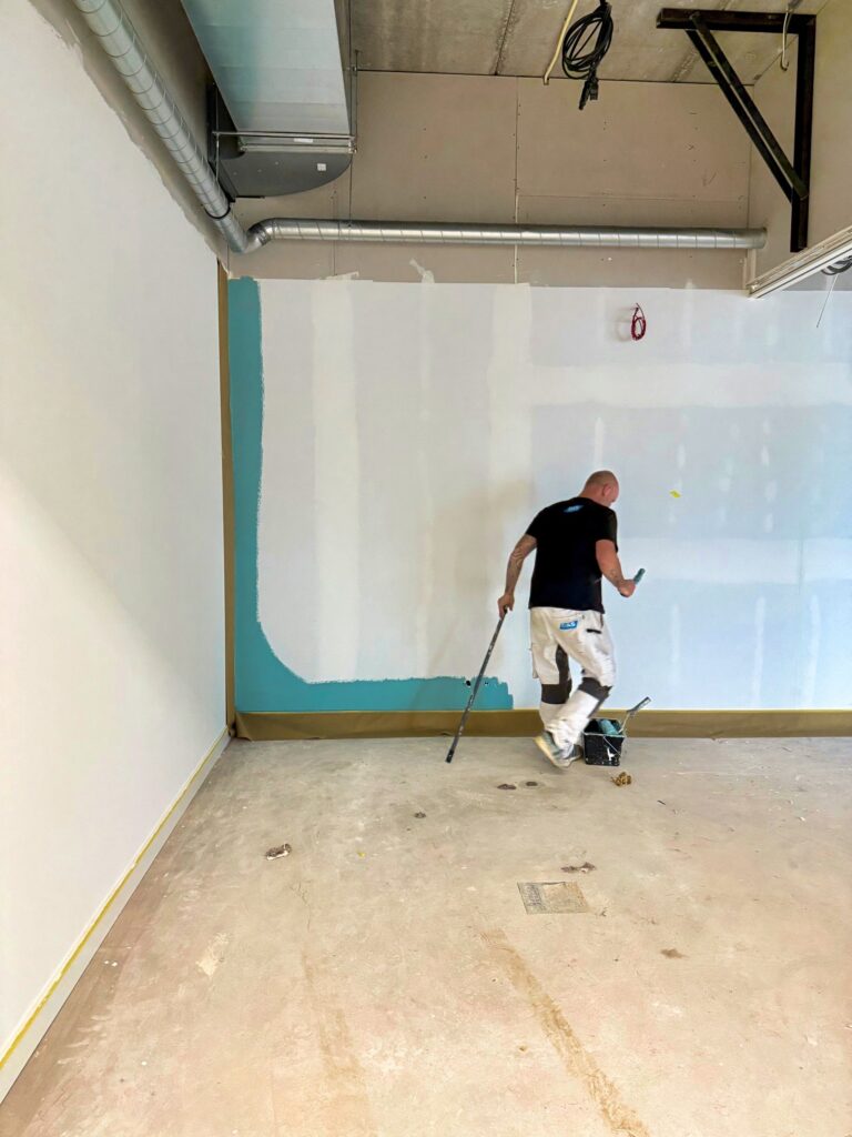 v Muren verven na het stukwerk Nieuwbouw december 2025