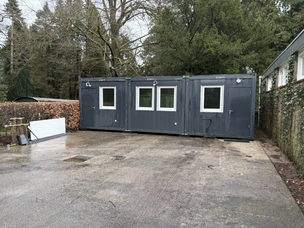 Op Begraafplaats & Crematorium Moscowa zijn drie nieuwe units geplaatst voor schaft en toilet. Zo hebben groenmedewerkers een prettige werkplek.