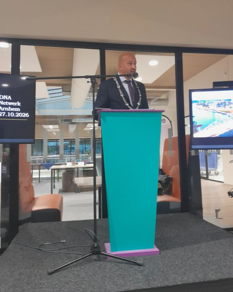 Burgemeester Ahmed Marcouch spreekt bij het Directie Netwerk Arnhem